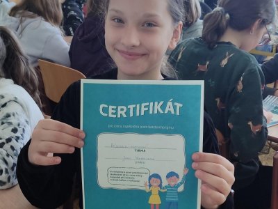 ABECEDA PENĚZ: Žáci obdrželi certifikáty za úspěšné zvládnutí finanční gramotnosti