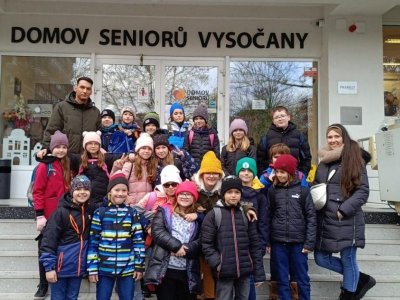 Naši žáci potěšili vysočanské seniory nejen hraním her, ale i dárky