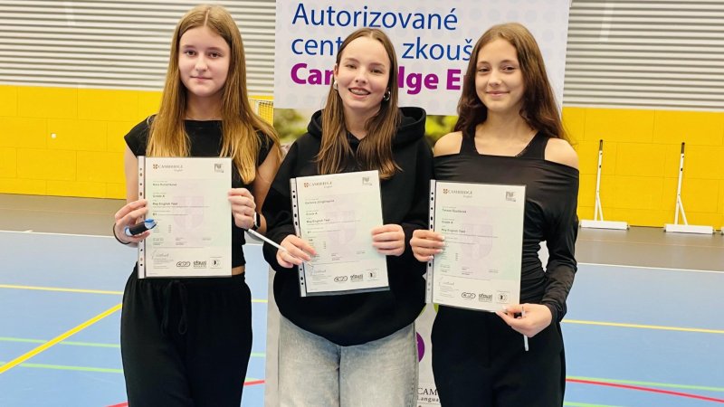 Deváťáci si slavnostně převzali jazykový certifikát