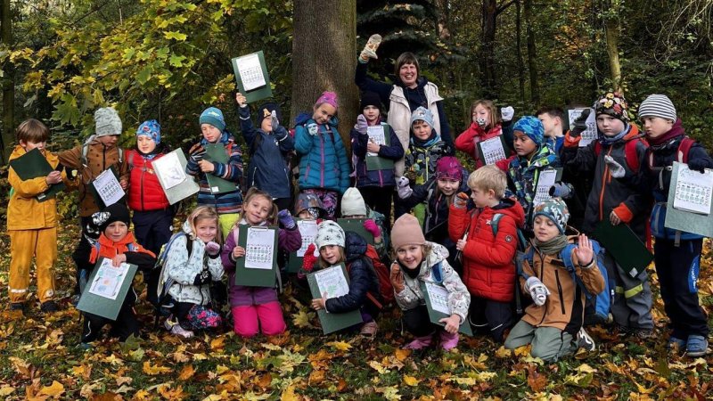 Prvňáčci vyrazili poznávat les všemi smysly v doprovodu svých ponožek