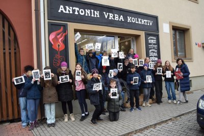 Žáci 6. B si vyzkoušeli v Ateliéru Vrba práci s linorytem a slepotisk