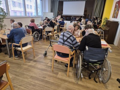 Listopadového Obejmi hrou se zhostila 7. D