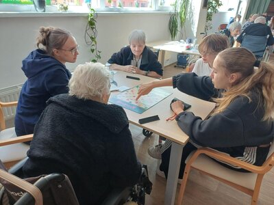 Domov seniorů navštívila třída 7. A