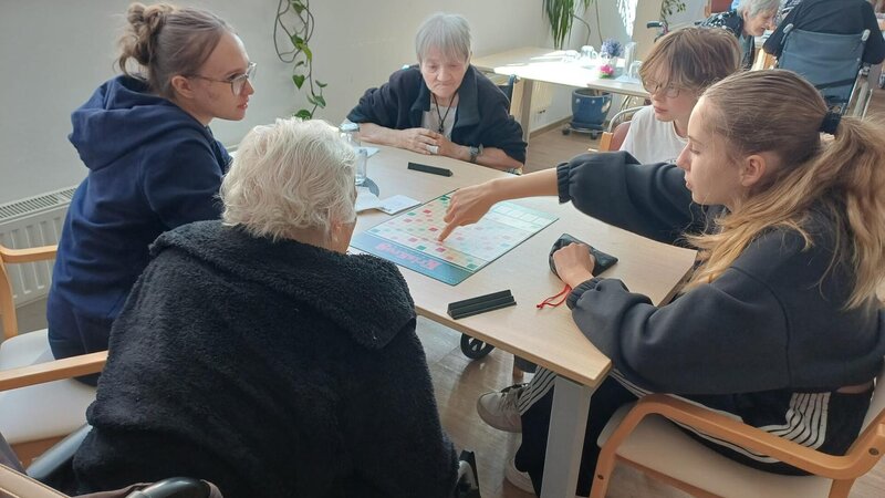 Domov seniorů navštívila třída 7. A