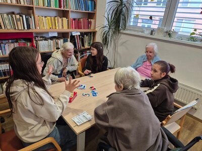 Společné aktivity žáků a seniorů poběží i v tomto školním roce